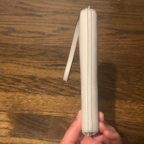 Marc Jacobs Empire City Travel Wallet with Strap light gray - Picture 6 of 16